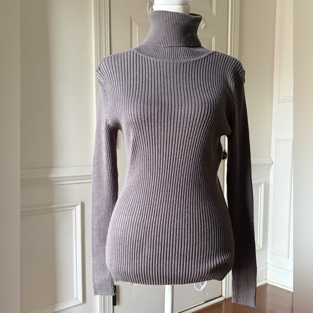 AVALIN Gray Turtle Neck Size Medium